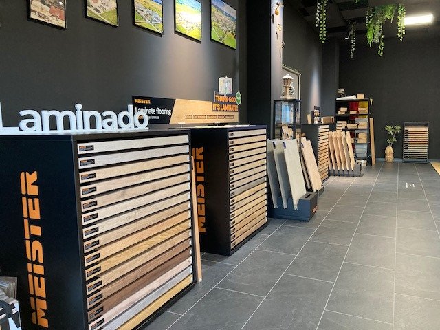 Expositores de suelos laminados MEISTER en la Boutique Plus Málaga